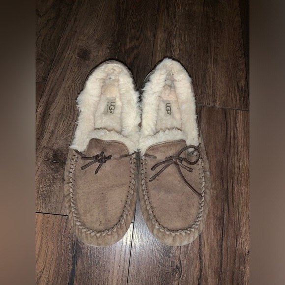 Women’s Size 9 UGG Slippers in Chestnut Color. - Picture 6 of 9